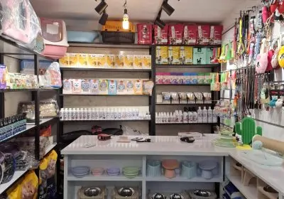 نمای داخلی فروشگاه پت گوگولی با قفسه‌های پر از محصولات حیوانات خانگی | پت شاپ تخصصی
